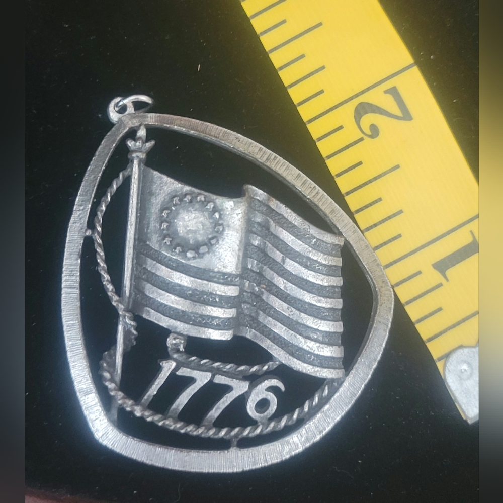 VINTAGE 1776 CHUNKY SILVER TONE PENDANT